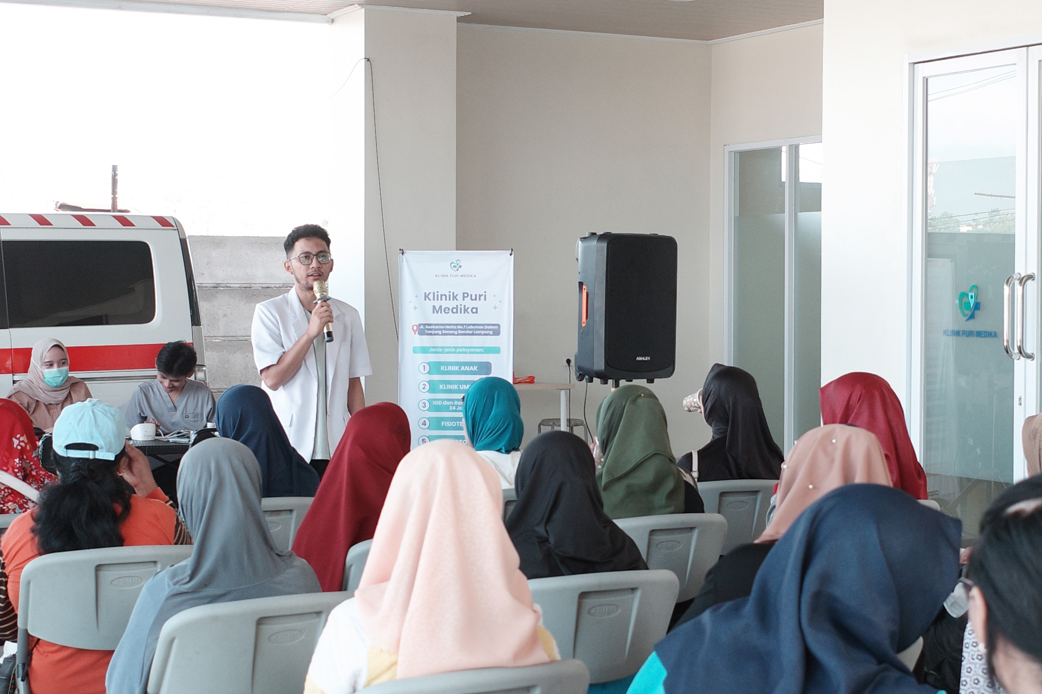 Dokter Klinik Puri Medika memberikan edukasi kesehatan kepada pasien